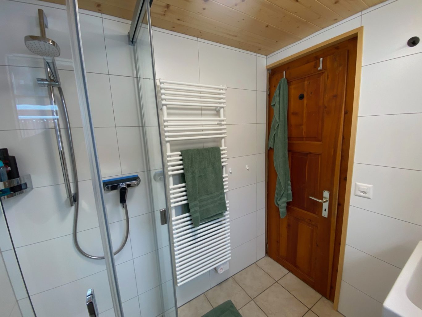 Badezimmer mit Handtuchtrockner